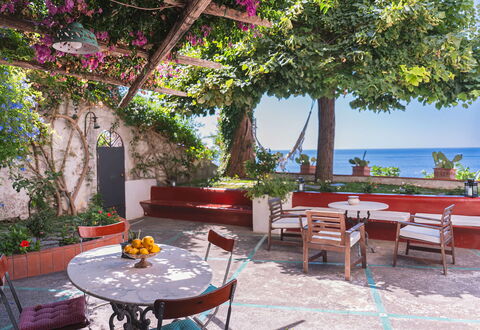 Casa Giardino: Mueble, Mesa, Mar, Maceta, Silla, Mueble Para Exteriores, Mesa Al Aire Libre, Sombra, Costa