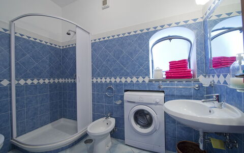Casa Ivan: Azul, Piso, Arreglo De Tubería, Diseño De Interiores, Suelo, Baño, Lavabo, Grifo, Loseta, Plomería