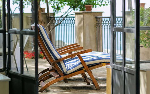 Casa la Sponda: Mueble, Silla, Mueble Para Exteriores, Balcón, Hierro, Porche, Sombra, Manchas De Madera, Madera Dura, Planta De Casa