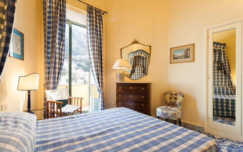 Casa la Sponda: Mueble, Diseño De Interiores, Casa, Habitación, Linos, Cama, Habitación, Sábana, Lecho, Marco De La Cama