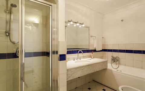 Casa la Sponda: Baño, Piso, Arreglo De Tubería, Diseño De Interiores, Suelo, Lavabo Del Baño, Grifo, Plomería, Loseta, Lavabo