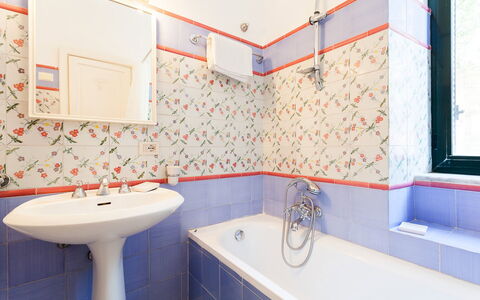 Casa Li Galli: Baño, Arreglo De Tubería, Piso, Diseño De Interiores, Suelo, Plomería, Loseta, Lavabo Del Baño, Grifo, Lavabo