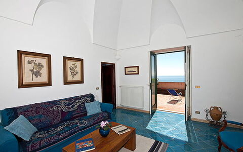 Positano View: Piso, Suelo, Diseño De Interiores, Habitación, Manchas De Madera, Madera Dura, Oceano, Barniz, Suelos De Madera, Sala