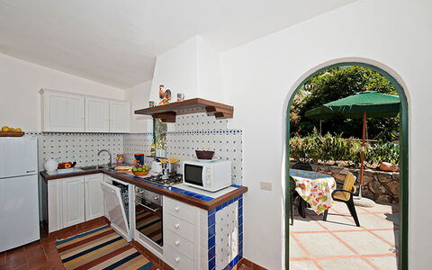 Positano View: Cocina, Aparato De Cocina, Mostrador, Electrodoméstico, Diseño De Interiores, Piso, Mueble, Gabinetes, Suelo, Estufa De Cocina