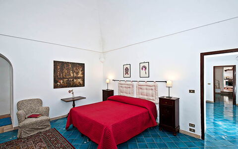 Positano View: Pared, Piso, Suelo, Diseño De Interiores, Mueble, Techo, Habitación, Habitación, Encendiendo, Cama
