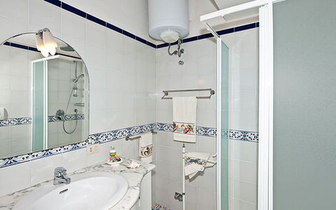 Positano View: Arreglo De Tubería, Diseño De Interiores, Baño, Lavabo Del Baño, Piso, Suelo, Lavabo, Grifo, Plomería, Loseta