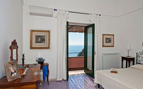 Positano View: Suelo, Mueble, Piso, Diseño De Interiores, Habitación, Marco, Mar, Oceano, Cama, Manchas De Madera