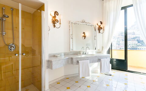 Casa Palazzo: Diseño De Interiores, Suelo, Lámpara, Hotel, Arreglo De Tubería, Recurso, Silla, Lámpara, Baño, Loseta
