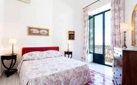 Casa Praiano: Diseño De Interiores, Suelo, Habitación, Mueble, Habitación, Departamento, Cama, Sábana, Marco, Marco De La Cama