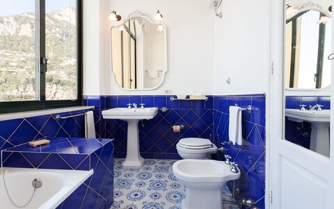 Casa Praiano: Azul, Diseño De Interiores, Piso, Arreglo De Tubería, Suelo, Baño, Encendiendo, Grifo, Loseta, Lavabo