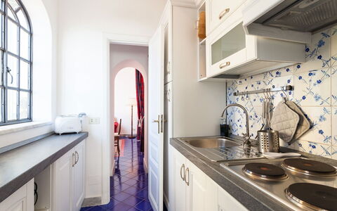 Casa Praiano: Piso, Diseño De Interiores, Cocina, Mostrador, Suelo, Electrodoméstico, Aparato De Cocina, Mueble, Gabinetes, Techo