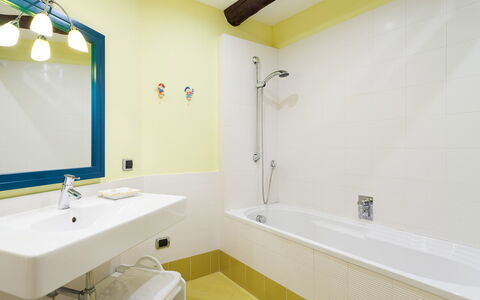 Casa Rossella: Baño, Arreglo De Tubería, Diseño De Interiores, Bañera, Piso, Pared, Suelo, Grifo, Lavabo Del Baño, Techo