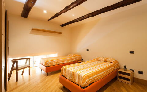 Casa Rossella: Diseño De Interiores, Madera, Piso, Suelo, Techo, Amarillo, Mueble, Habitación, Habitación, Cama