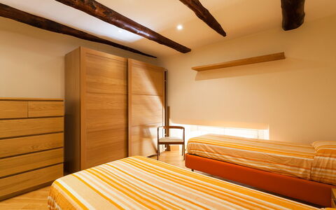 Casa Rossella: Diseño De Interiores, Madera, Mueble, Piso, Amarillo, Cama, Suelo, Habitación, Techo, Sábana