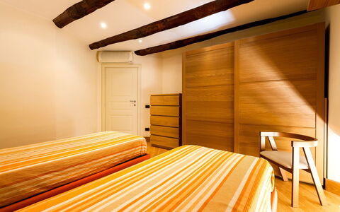Casa Rossella: Diseño De Interiores, Cama, Habitación, Amarillo, Madera, Piso, Mueble, Suelo, Sábana, Techo