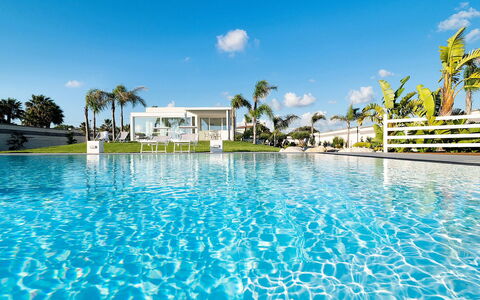 Casa Sunshine: Azul, Piscina, Recurso, Ocio, Eco Hotel, Sombra, Hotel, Paisajismo, Zona Tropical