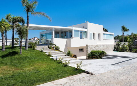 Casa Sunshine: Cielo, Casa, Arquitectura, Fachada, Barrio Residencial, Inmuebles, Material Compuesto, Sombra, Mansión, Villa