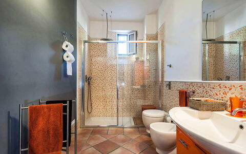 Casa Tika: Baño, Arreglo De Tubería, Piso, Diseño De Interiores, Suelo, Loseta, Grifo, Plomería, Encendiendo, Lavabo