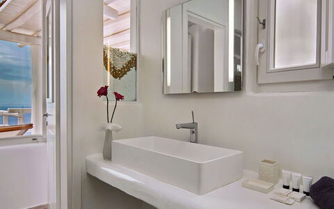 Fanaria Villa: Pared, Diseño De Interiores, Arreglo De Tubería, Baño, Piso, Suelo, Casa, Lavabo, Grifo, Habitación