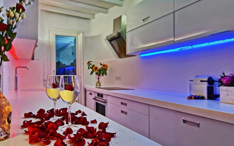 Fanaria Villa: Diseño De Interiores, Encendiendo, Mueble, Habitación, Mostrador, Drinkware, Cocina, Arreglo De Tubería, Botella, Lámpara