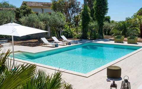 Green Villa: Piscina, Recurso, Mueble Para Exteriores, Eco Hotel, Material Compuesto, Sunlounger, Paraguas, Sombra, Ocio, Silla