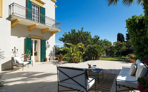 Green Villa: Azul, Verde, Arbusto, Sombra, Silla, Jardín, Inmuebles, Balcón, Paisajismo, Césped