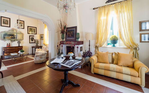 Green Villa: Mueble, Diseño De Interiores, Piso, Mesa, Suelo, Techo, Silla, Habitación, Encendiendo, Sala