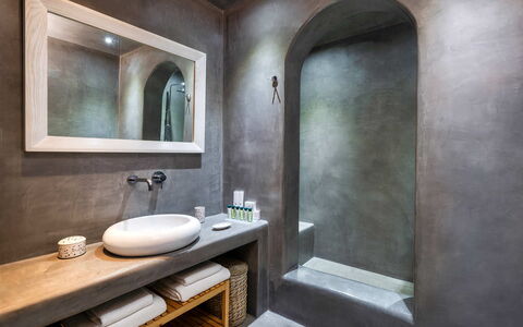 Guest House Levantes: Diseño De Interiores, Piso, Arreglo De Tubería, Suelo, Plomería, Baño, Techo, Grifo, Material Natural