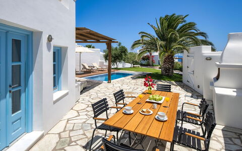 Guest House Livas: Azul, Piscina, Mueble Para Exteriores, Mueble, Casa, Recurso, Silla, Sombra, Inmuebles, Sunlounger