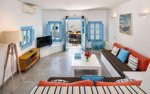 Guest House Livas: Mueble, Diseño De Interiores, Sofá, Piso, Techo, Departamento, Sala, Habitación, Suelo, Mesa