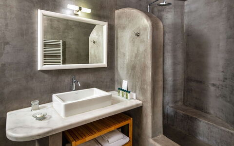 Guest House Livas: Piso, Suelo, Arreglo De Tubería, Baño, Plomería, Lavabo, Linos, Loseta, Grifo, Almohada