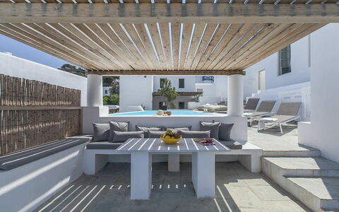 Halki Villa: Suelo, Material Compuesto, Mueble Para Exteriores, Silla, Pérgola, Sombra, Balcón, Diseño, Material Natural, Patio