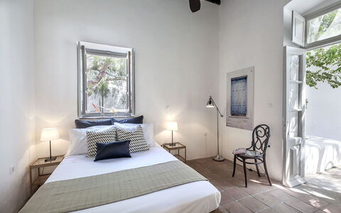 Halki Villa: Habitación, Cama, Piso, Mueble, Casa, Suelo, Diseño De Interiores, Sábana, Lecho, Marco De La Cama