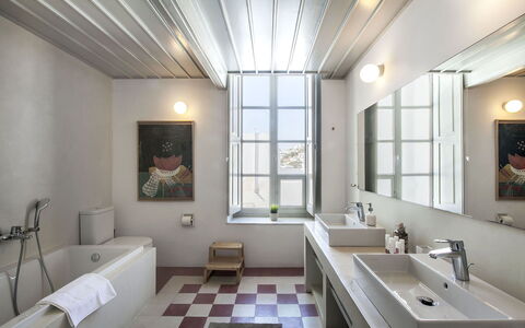 Halki Villa: Arreglo De Tubería, Diseño De Interiores, Piso, Baño, Lavabo, Techo, Lavabo Del Baño, Suelo, Grifo, Plomería