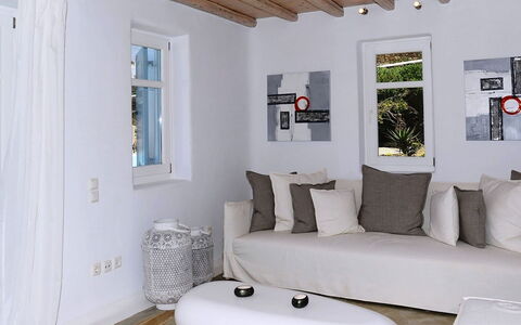 Krystalo: Mueble, Diseño De Interiores, Pared, Sofá, Piso, Suelo, Sala, Casa, Habitación, Techo