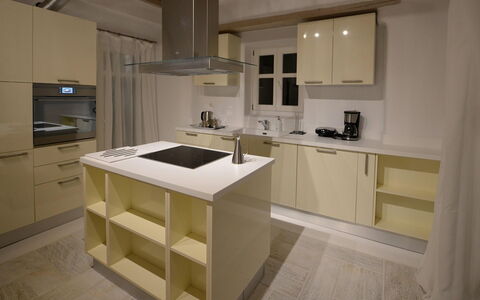Krystalo: Gabinetes, Cocina, Mueble, Mostrador, Piso, Diseño De Interiores, Aparato De Cocina, Madera, Suelo, Electrodoméstico