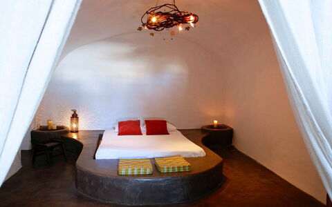 Mansion Kyani: Encendiendo, Techo, Mueble, Diseño De Interiores, Lámpara, Habitación, Habitación, Cama, Lecho, Diseño