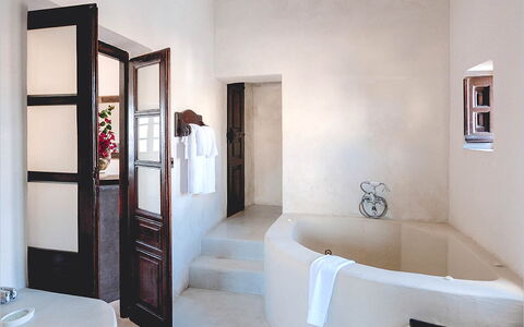 Mansion Kyani: Piso, Pared, Diseño De Interiores, Suelo, Techo, Arreglo De Tubería, Baño, Encendiendo, Habitación, Lámpara