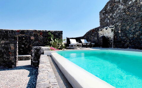 Mansion Kyani: Pared De Piedra, Piscina, Recurso