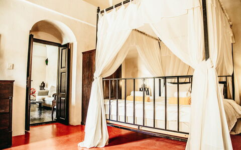 Mansion Sophia: Diseño De Interiores, Mueble, Piso, Suelo, Cama, Techo, Habitación, Encendiendo, Habitación, Cama Con Dosel