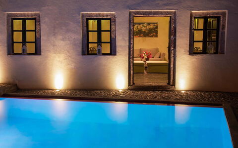 Mansion Sophia: Azul, Piscina, Diseño De Interiores, Recurso, Encendiendo, Mueble, Suelo, Techo, Hotel, Lámpara
