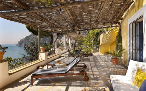Mansour: Mueble, Silla, Recurso, Eco Hotel, Balcón, Planta De Casa, Maceta, Mueble Para Exteriores, Sombra, Villa