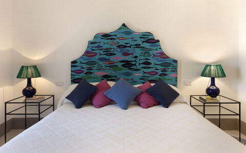 Mansour: Azul, Mueble, Diseño De Interiores, Habitación, Pared, Suelo, Sábana, Cama, Lecho, Piso