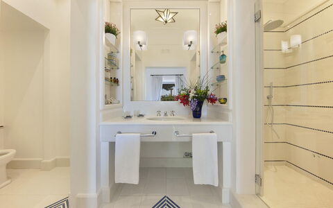 Mansour: Diseño De Interiores, Pared, Arreglo De Tubería, Lavabo Del Baño, Piso, Baño, Suelo, Lavabo, Techo, Grifo