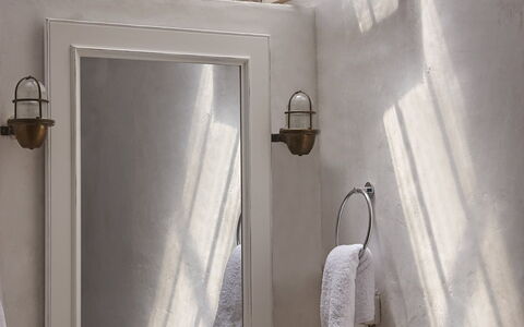 Nemo Retreat: Pared, Arreglo De Tubería, Diseño De Interiores, Lavabo Del Baño, Espejo, Lavabo, Grifo, Baño, Plomería, Lámpara