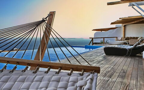 Queen Villa: Madera, Mueble Para Exteriores, Cubierta, Cubierta, Sunlounger, Madera Dura, Recurso, Suelos De Madera, Sombra, Piscina