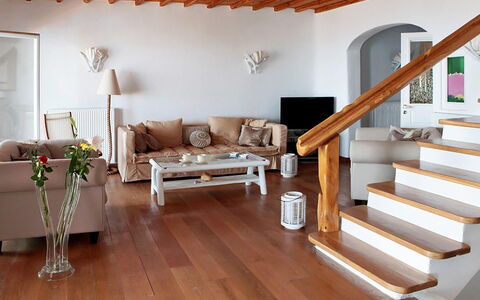 Queen Villa: Mueble, Piso, Diseño De Interiores, Suelo, Madera, Suelos De Madera, Casa, Habitación, Sala, Departamento