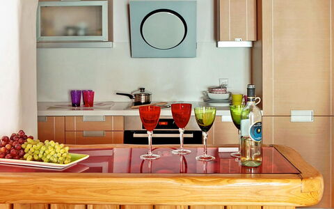 Queen Villa: Mueble, Cocina, Madera, Mostrador, Diseño De Interiores, Vajilla, Gabinetes, Aparato De Cocina, Piso, Botella