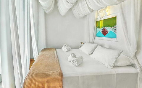Queen Villa: Mueble, Diseño De Interiores, Habitación, Cama, Lecho, Textil, Linos, Sábana, Encendiendo, Cortina