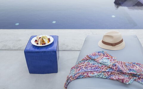 Romantic Getaway: Mueble Para Exteriores, Linos, Amortiguar, Material Natural, Arrojar La Almohada, Paraguas, Almohada, Playa